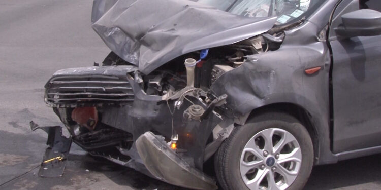 Mujer resulta herida en choque por semáforo ignorado