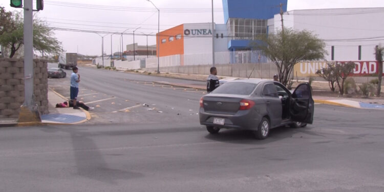 Mujer resulta herida en choque por semáforo ignorado
