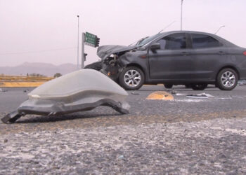 Mujer resulta herida en choque por semáforo ignorado