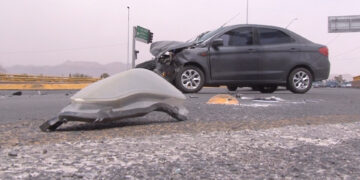 Mujer resulta herida en choque por semáforo ignorado