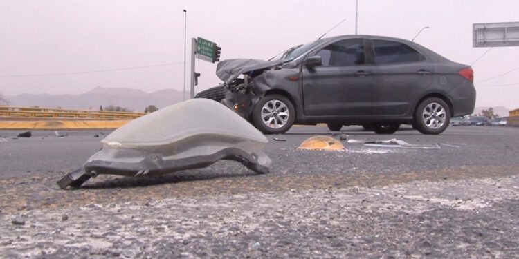 Mujer resulta herida en choque por semáforo ignorado