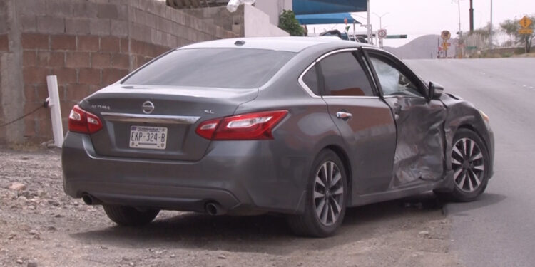 Mujer resulta herida en choque por semáforo ignorado