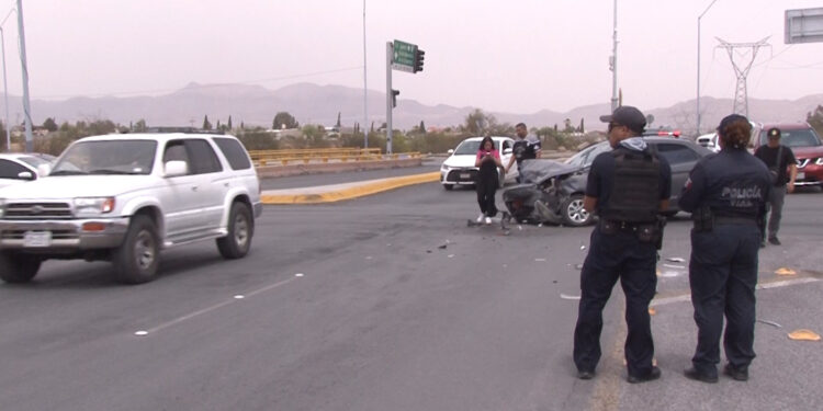 Mujer resulta herida en choque por semáforo ignorado