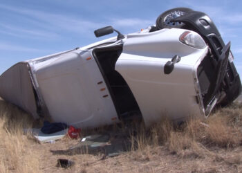 Vuelca tráiler con rines de aluminio en la carretera Juárez–Chihuahua