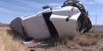Vuelca tráiler con rines de aluminio en la carretera Juárez–Chihuahua