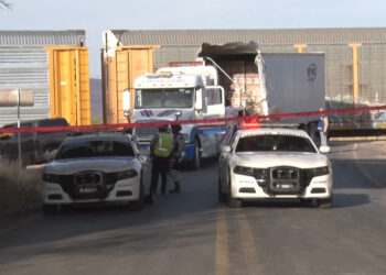Muere chofer de tráiler tras ser impactado por tren en Saucillo
