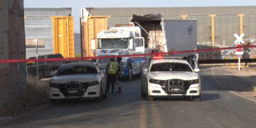 Muere chofer de tráiler tras ser impactado por tren en Saucillo