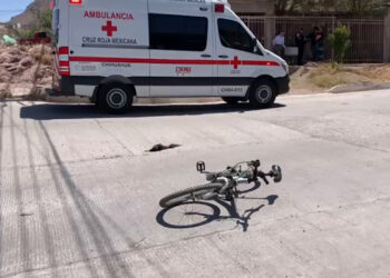 Ciclista choca contra auto en pendiente y termina hospitalizado