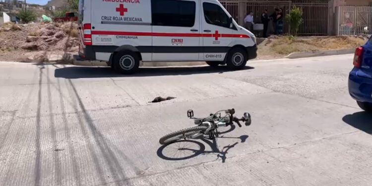 Ciclista choca contra auto en pendiente y termina hospitalizado