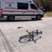 Ciclista choca contra auto en pendiente y termina hospitalizado