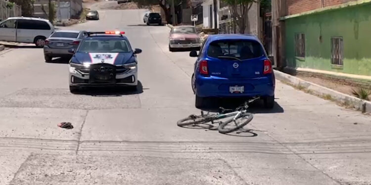 Ciclista choca contra auto en pendiente y termina hospitalizado