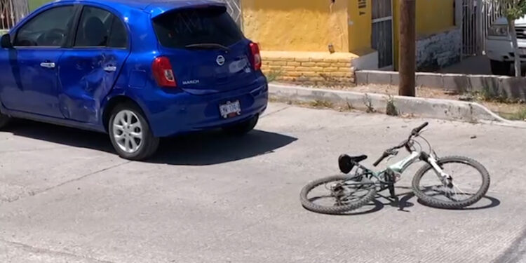 Ciclista choca contra auto en pendiente y termina hospitalizado