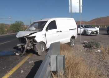 Camioneta sale del camino en la carretera 45 en Delicias