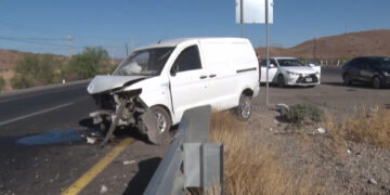 Camioneta sale del camino en la carretera 45 en Delicias
