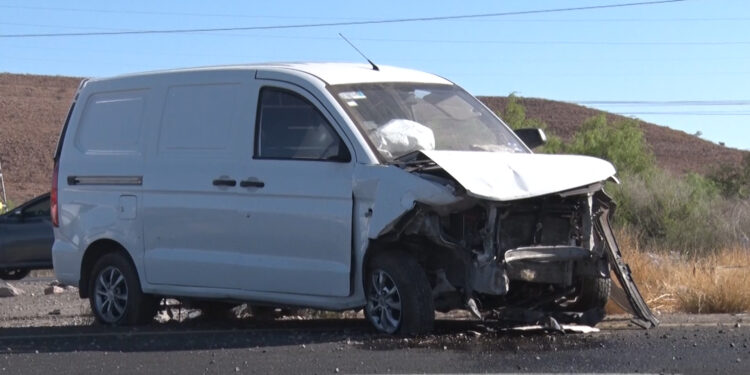 Camioneta sale del camino en la carretera 45 en Delicias