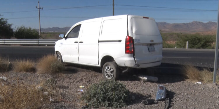Camioneta sale del camino en la carretera 45 en Delicias