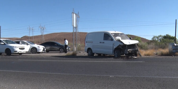 Camioneta sale del camino en la carretera 45 en Delicias