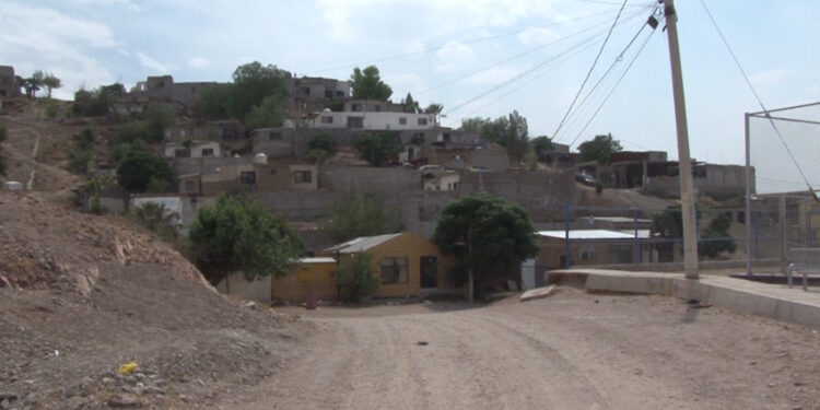 Cansados de robos, vecinos someten a presunto ladrón