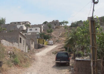 Cansados de robos, vecinos someten a presunto ladrón