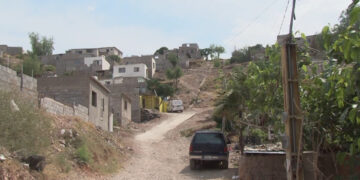 Cansados de robos, vecinos someten a presunto ladrón