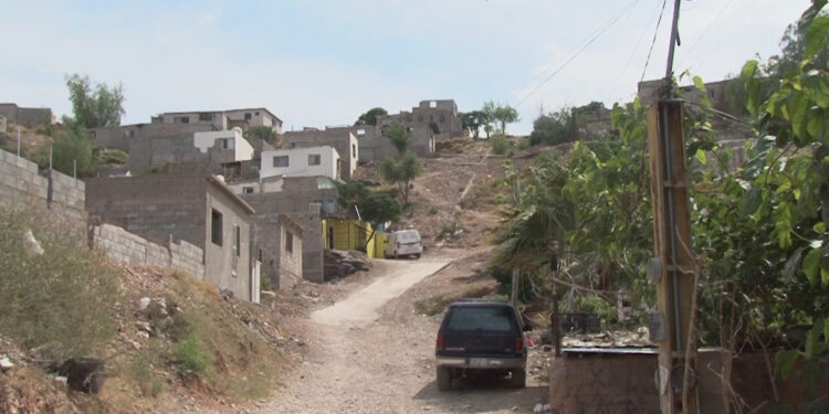 Cansados de robos, vecinos someten a presunto ladrón