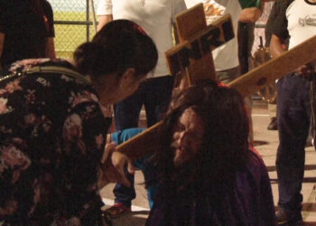 Fieles se preparan para representar el viacrucis