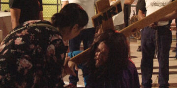 Fieles se preparan para representar el viacrucis