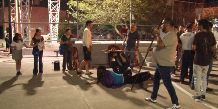 Fieles se preparan para representar el viacrucis