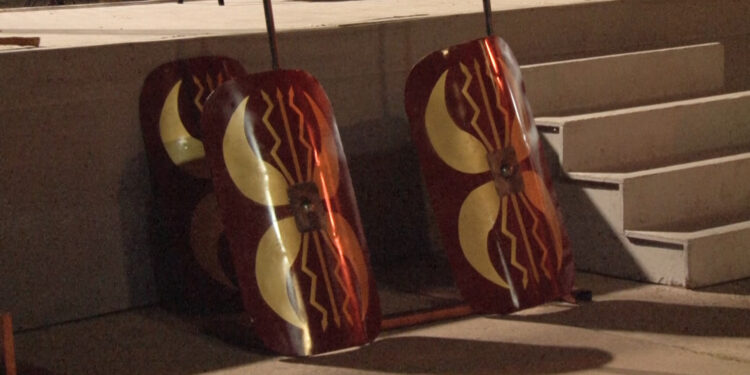 Fieles se preparan para representar el viacrucis