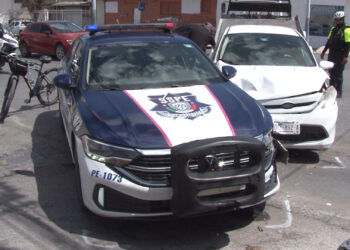 Choque entre un Ford Fiesta y unidad de Policía Vial deja dos lesionados