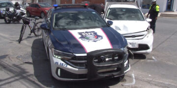 Choque entre un Ford Fiesta y unidad de Policía Vial deja dos lesionados