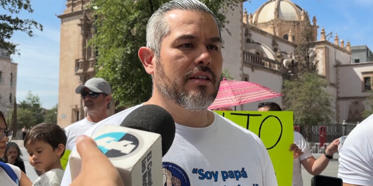 Protestan contra la tipificación de la violencia vicaria en el Congreso del Estado