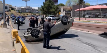 Conductor vuelca en puente de La Cantera y Washington