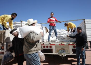 Llevan paquetes de maíz y frijol a familias de Guachochi