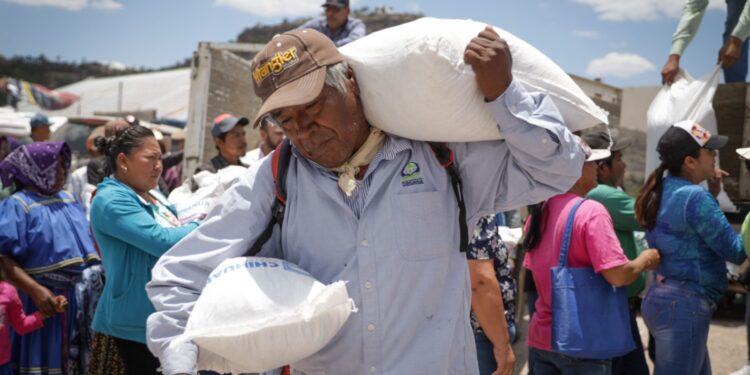 Llevan paquetes de maíz y frijol a familias de Guachochi