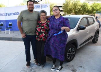 Entregan automóvil a ganadora del programa Generación de Excelencia