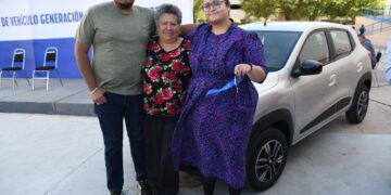 Entregan automóvil a ganadora del programa Generación de Excelencia