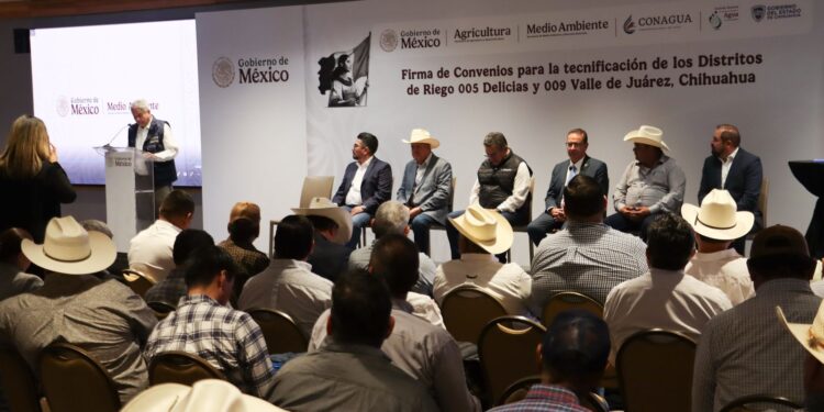 Firman convenio para tecnificación de distritos de riego en Chihuahua