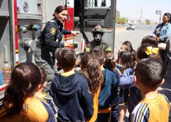 Enseñan Bomberos a niñas y niños a prevenir incendios y accidentes en el hogar