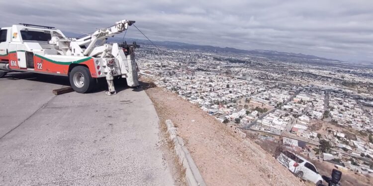 Camioneta queda varada en ladera del Cerro Coronel