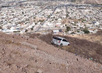 Camioneta queda varada en ladera del Cerro Coronel