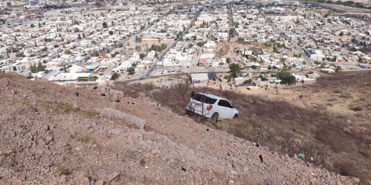 Camioneta queda varada en ladera del Cerro Coronel