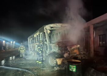 Ponen a salvo a cinco personas atrapadas por incendio al sur de la ciudad