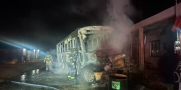 Ponen a salvo a cinco personas atrapadas por incendio al sur de la ciudad