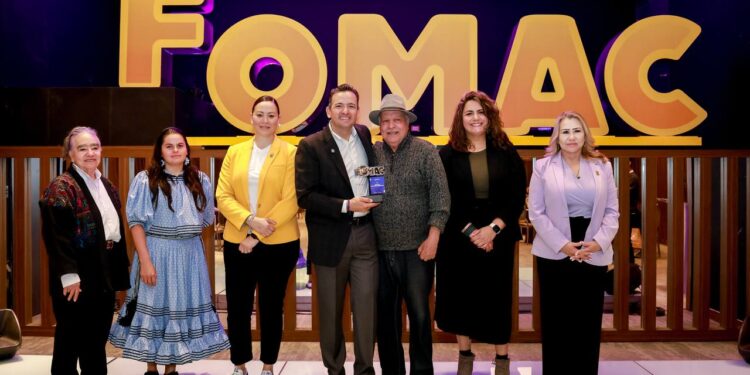 Entregan apoyos del FOMAC a artistas y creadores locales