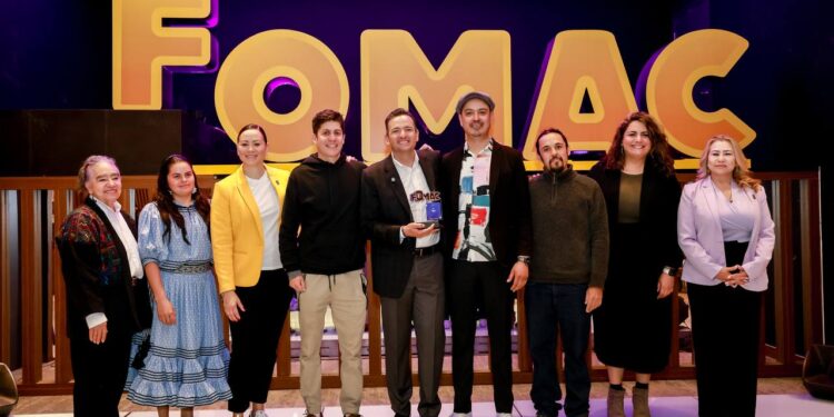 Entregan apoyos del FOMAC a artistas y creadores locales