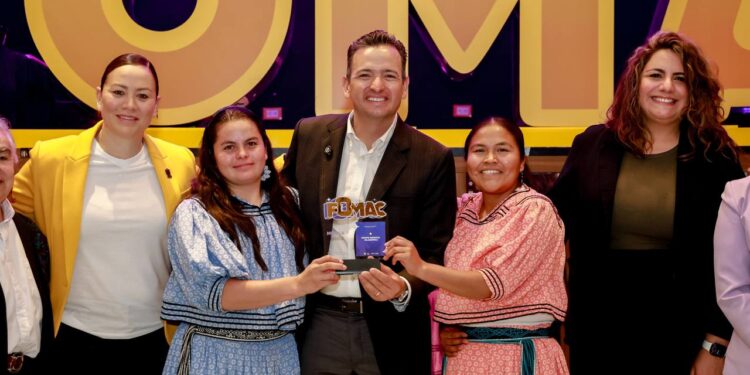 Entregan apoyos del FOMAC a artistas y creadores locales