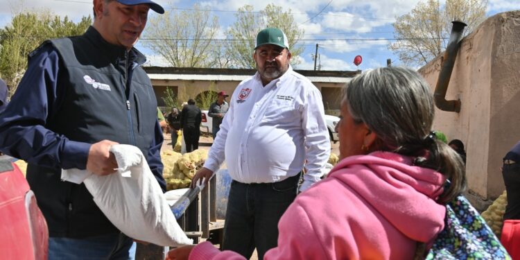 Llevan apoyos alimentarios a comunidades indígenas de La Junta