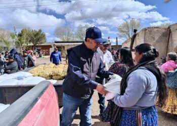 Llevan apoyos alimentarios a comunidades indígenas de La Junta