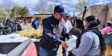 Llevan apoyos alimentarios a comunidades indígenas de La Junta